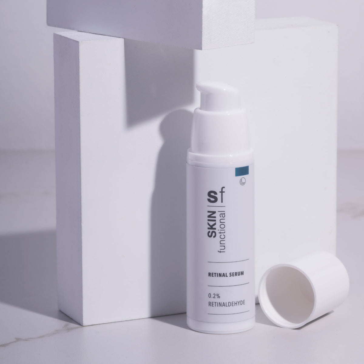 0,2% Retinaldehyde skincare serum bottle with 'Skin Functional' branding on a light gray background